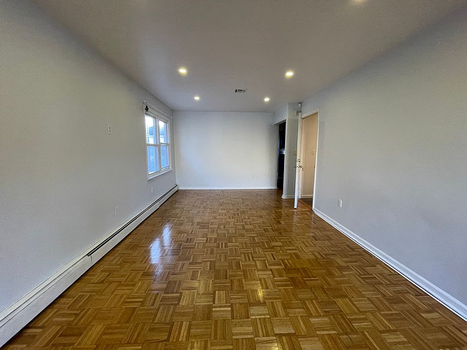 Front door entrance leading into the Dinning Room