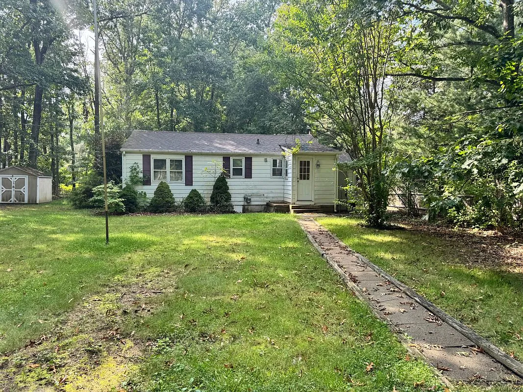 3 bed, 1.0 bath, 1035 sqft, $2,400 — Photo 2
