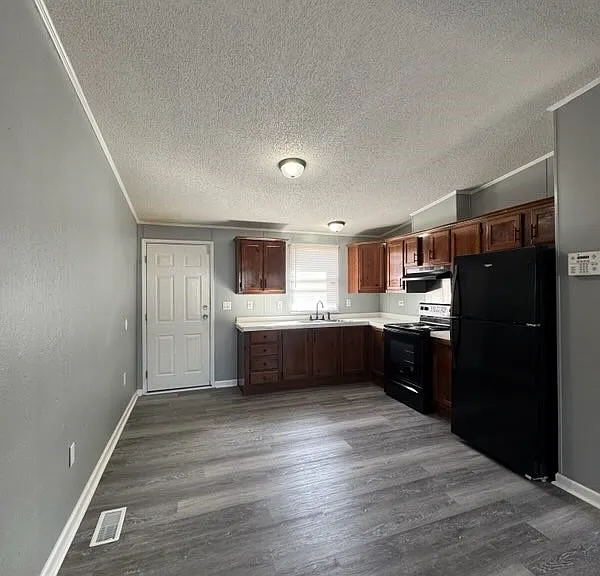 150 Oak St — Photo 1