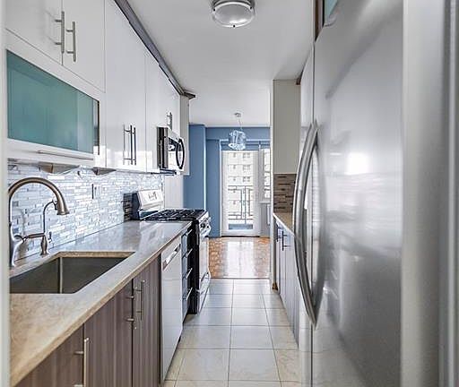 4th image of 2928 W 5th St APT 8J
