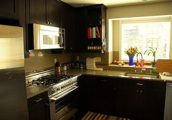 Kitchen with six-burner Italian chef's range