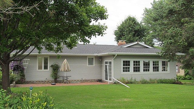 2nd image of 209 E 6th St