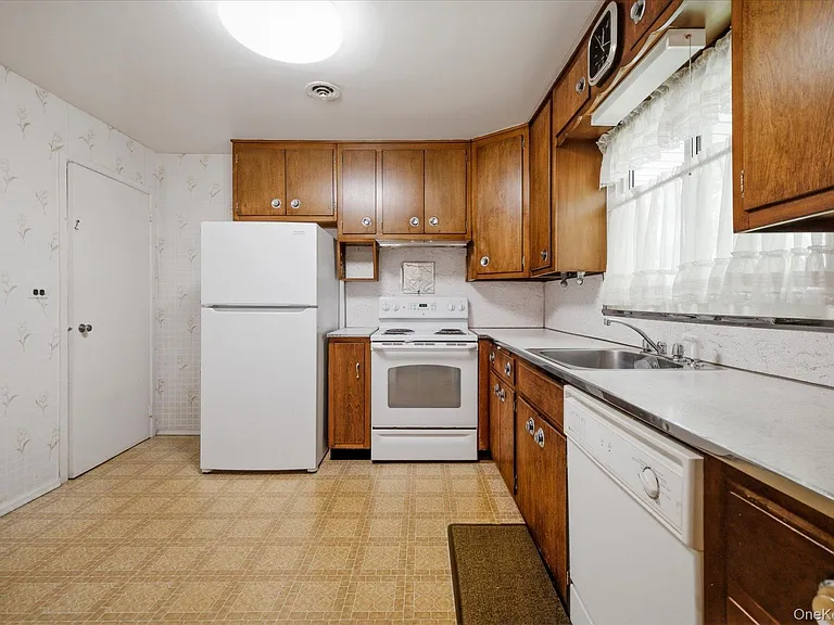 531 Surrey Pl — Photo 12