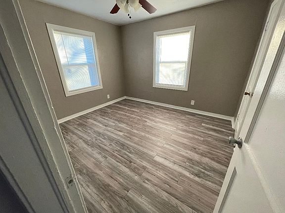 3rd image of 920 N Oak St