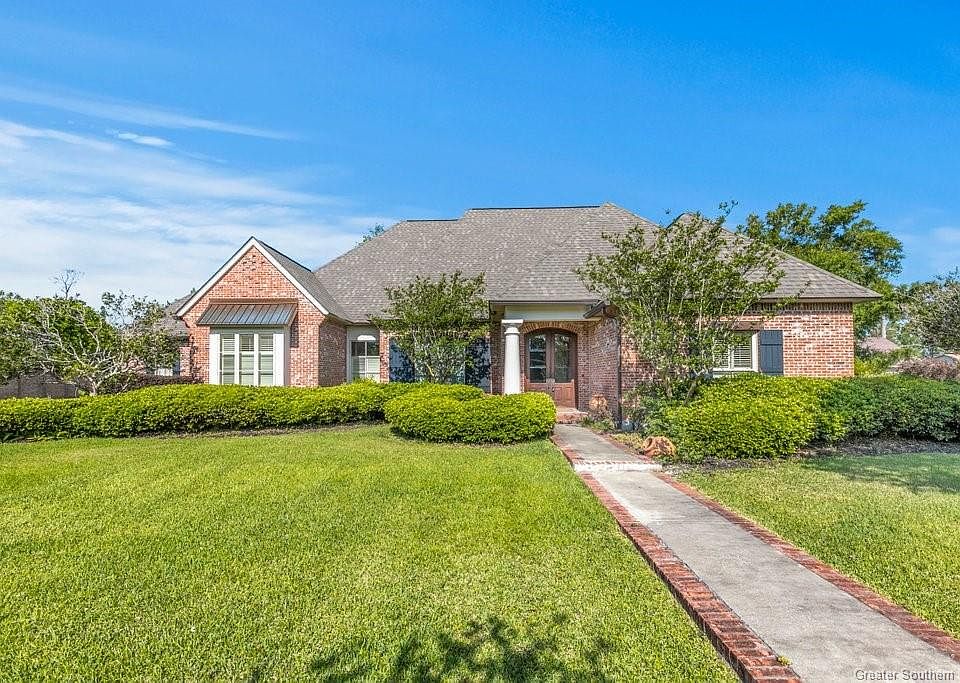 1st image of 204 Pin Oak Dr
