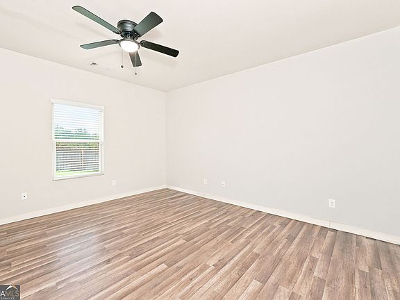 2nd image of 1043 Sutherland Dr