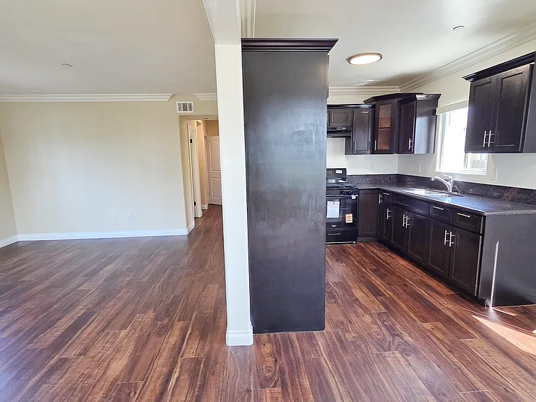 1719 W 39th Pl — Photo 11