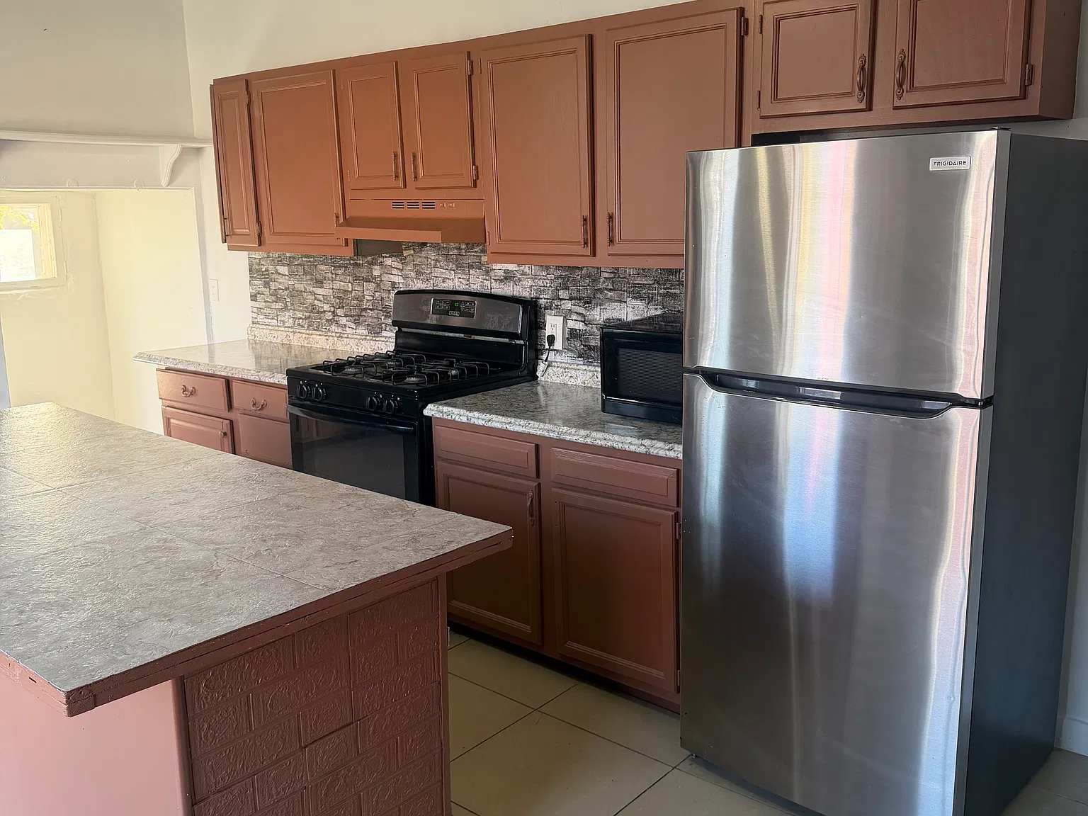 5 bed, $1,700 — Photo 2