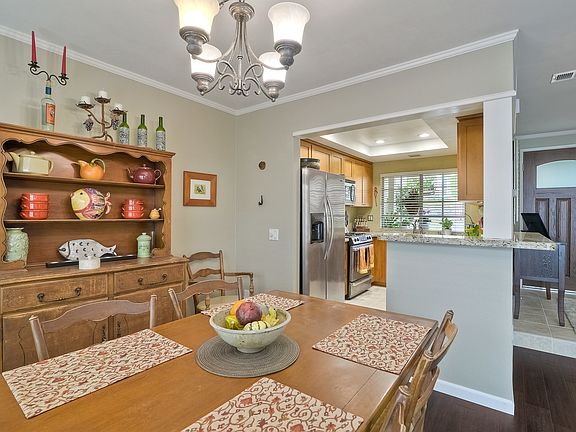 Dining Rm/Breakfast Bar