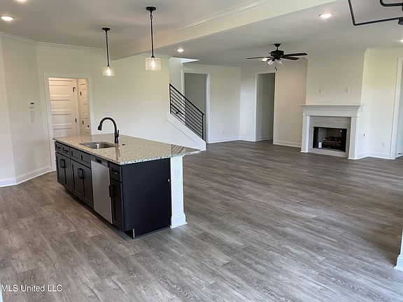 5th image of 105 Garrett Dr