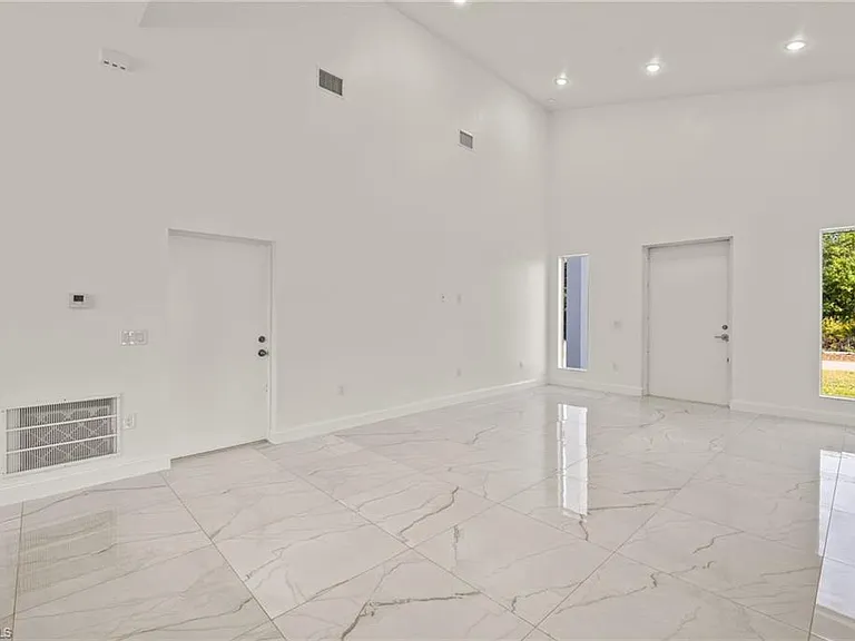 840 Carpenter St E — Photo 2