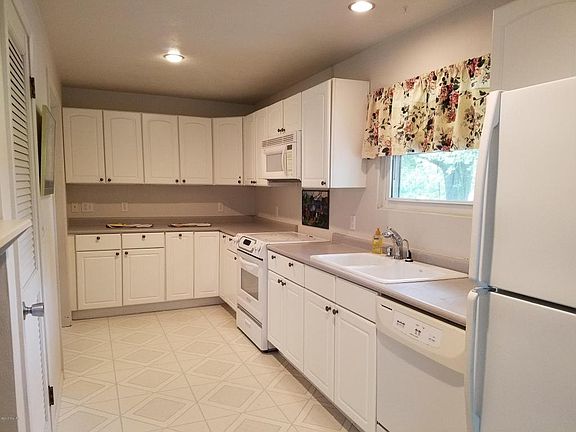 5th image of 2464 Riverbend Dr
