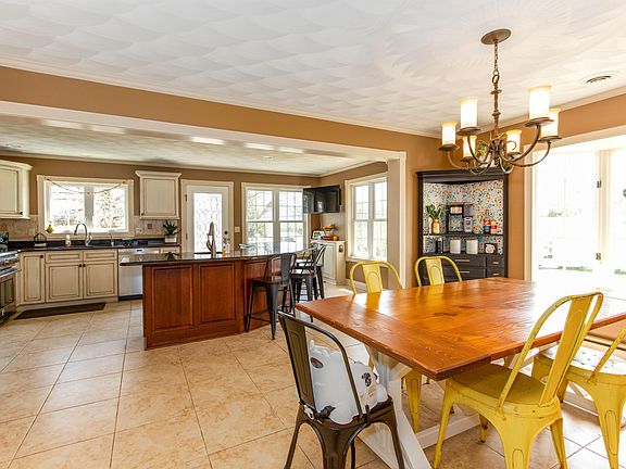 3rd image of 1316 Parkview Dr