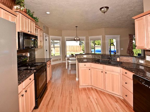 Kitchen w/ hardwood floors