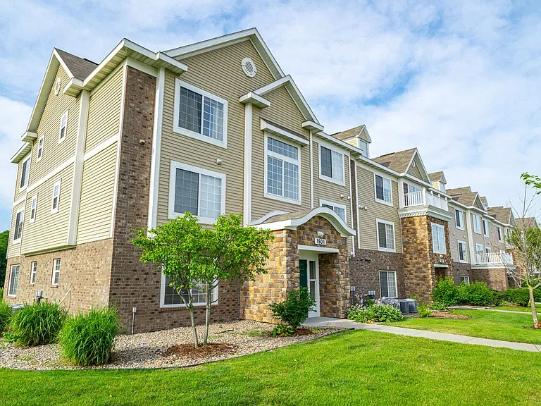 Colonial Pointe at Fairview Apartments — Photo 38