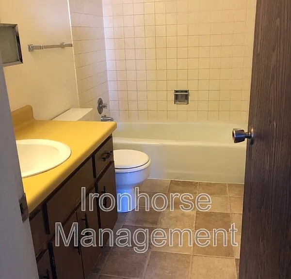 805 W Villard St #3 — Photo 4