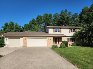 560 Crestview Ln, Owatonna, MN 55060