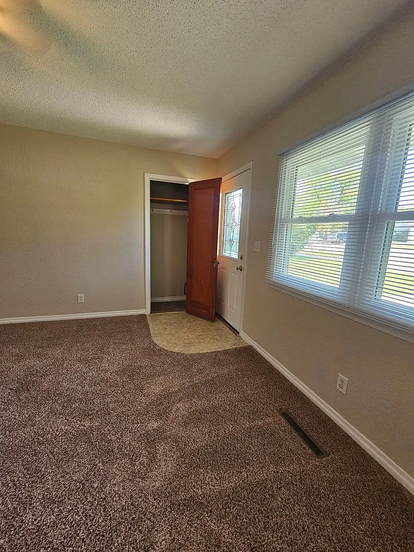 4 Bed | 1 Bath | Single-Level Living| South — Photo 3