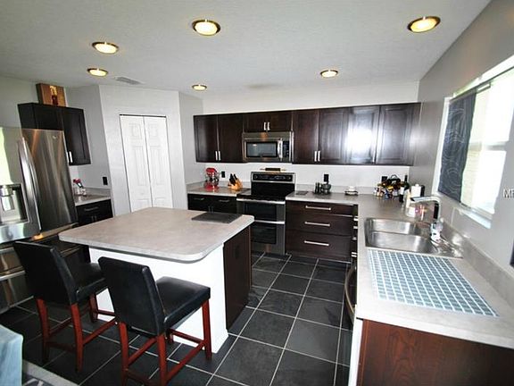 3rd image of 2402 Plantation Oak Dr
