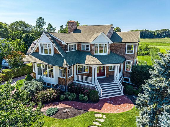 3rd image of 118 Peconic Bay Boulevard