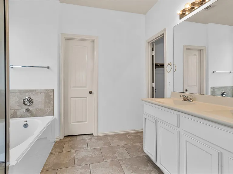 2730 Donellan Dr — Photo 16