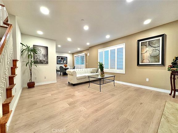4th image of 819 W Duarte Rd