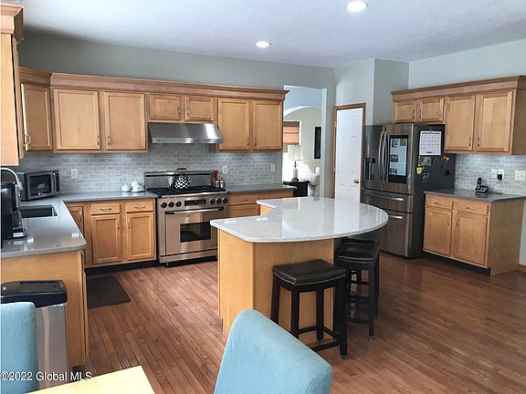 4th image of 28 Quincy Ln