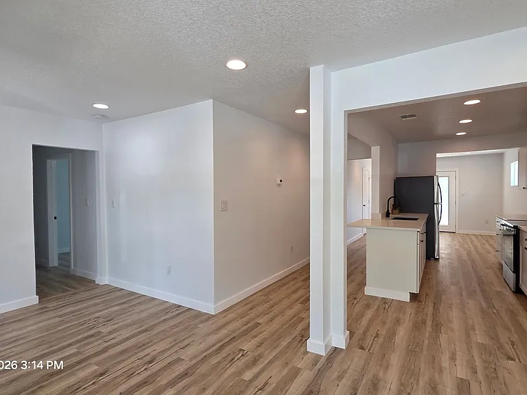 2530 W Woodlawn Ave — Photo 4