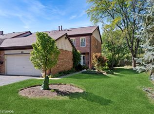 1586 N Windsor Dr, Arlington Heights, IL 60004