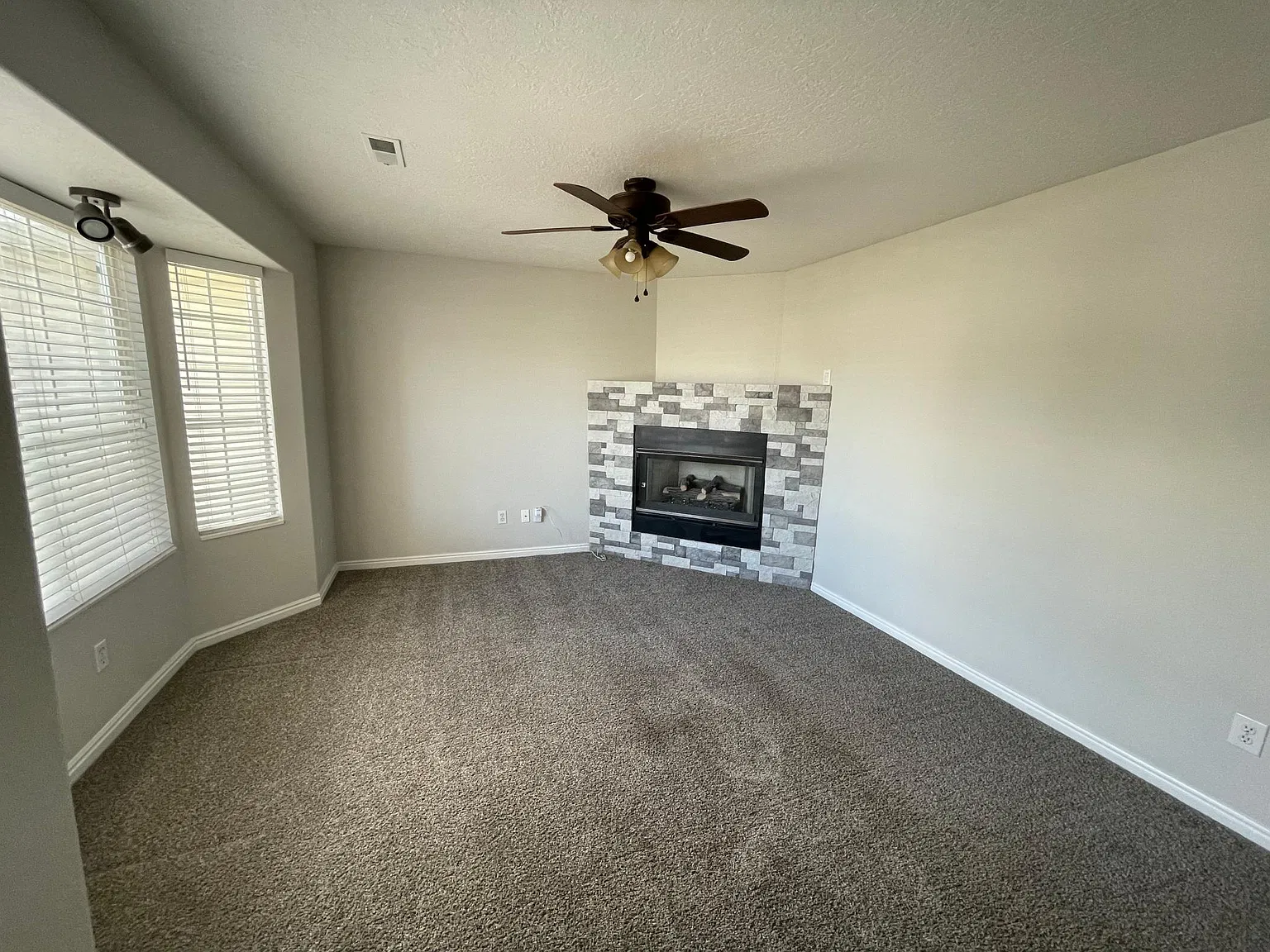 4 bed, 1636 sqft, $2,400 — Photo 4