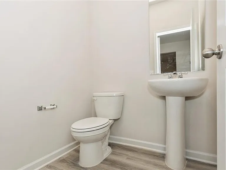 668 Mackenzie Cv — Photo 30