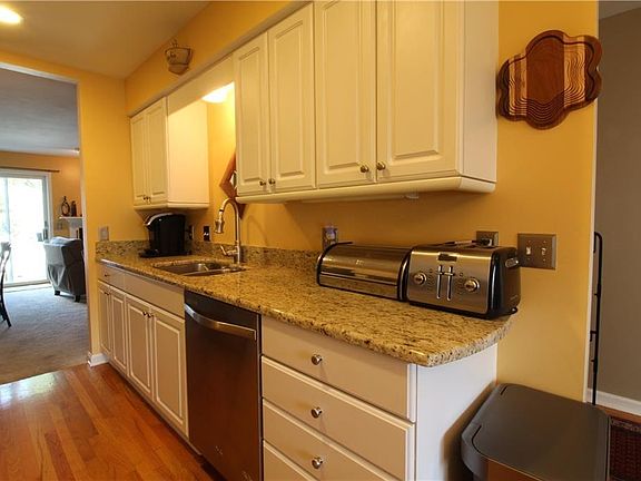 5th image of 324 Summerhaven Dr N