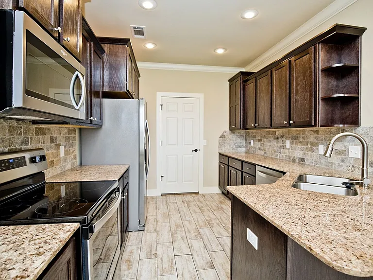 108 Alder St — Photo 6