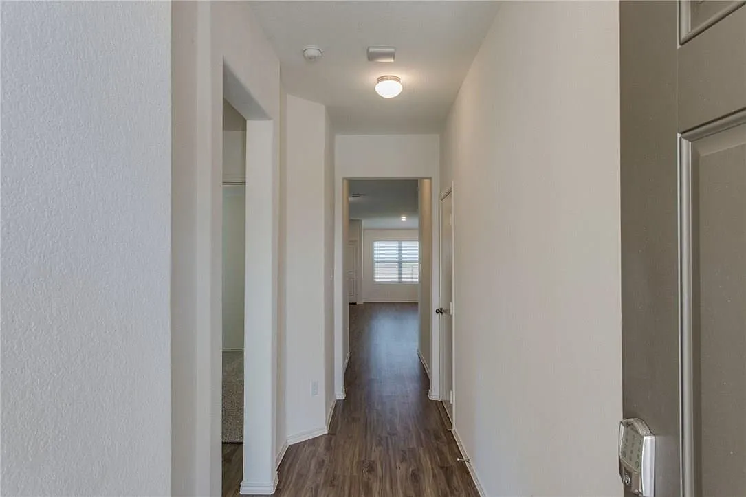 3 bed, 2.0 bath, 1645 sqft, $1,900 — Photo 4