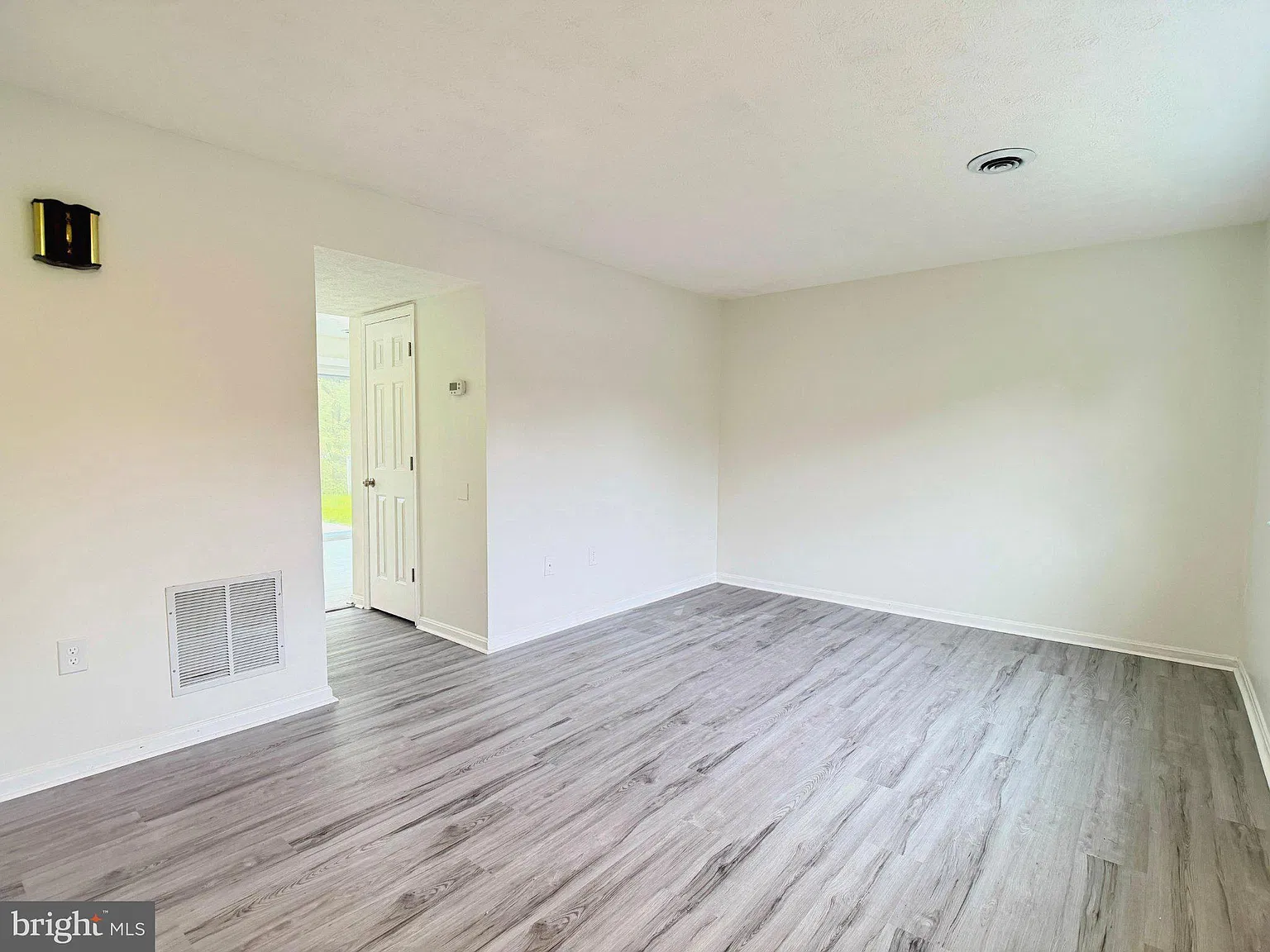 3 bed, 1.5 bath, 1148 sqft, $1,700 — Photo 2