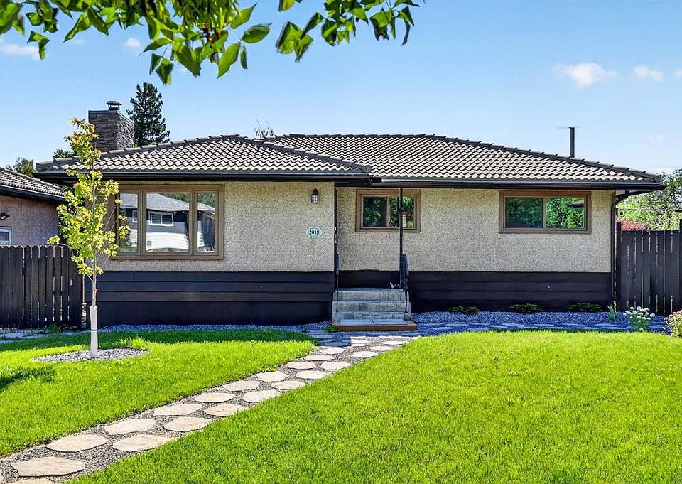 1st image of 2018 W Cottonwood Cres SE