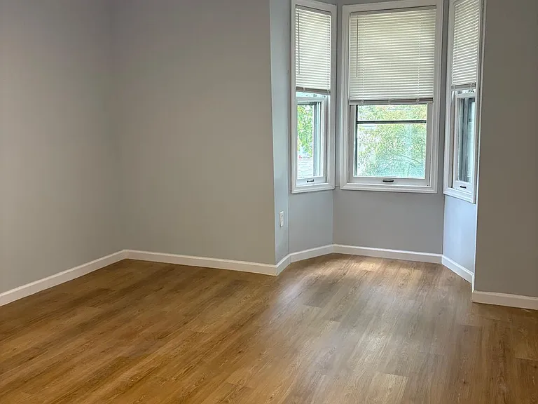 323 Elizabeth St — Photo 3