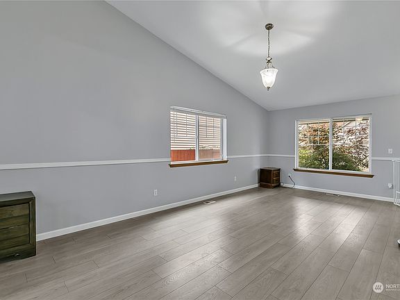 Sizeable living room with a vaulted ceiling creates an open and airy atmosphere.>