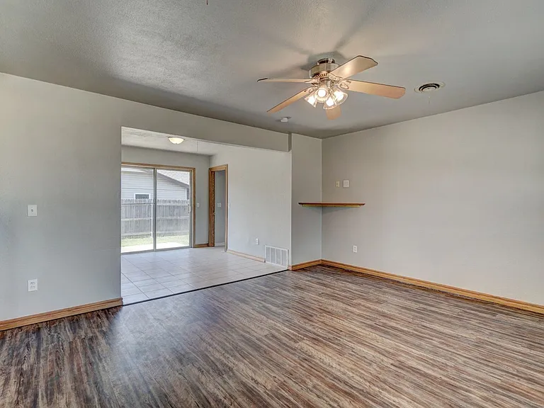 1401 Hampton Dr — Photo 5
