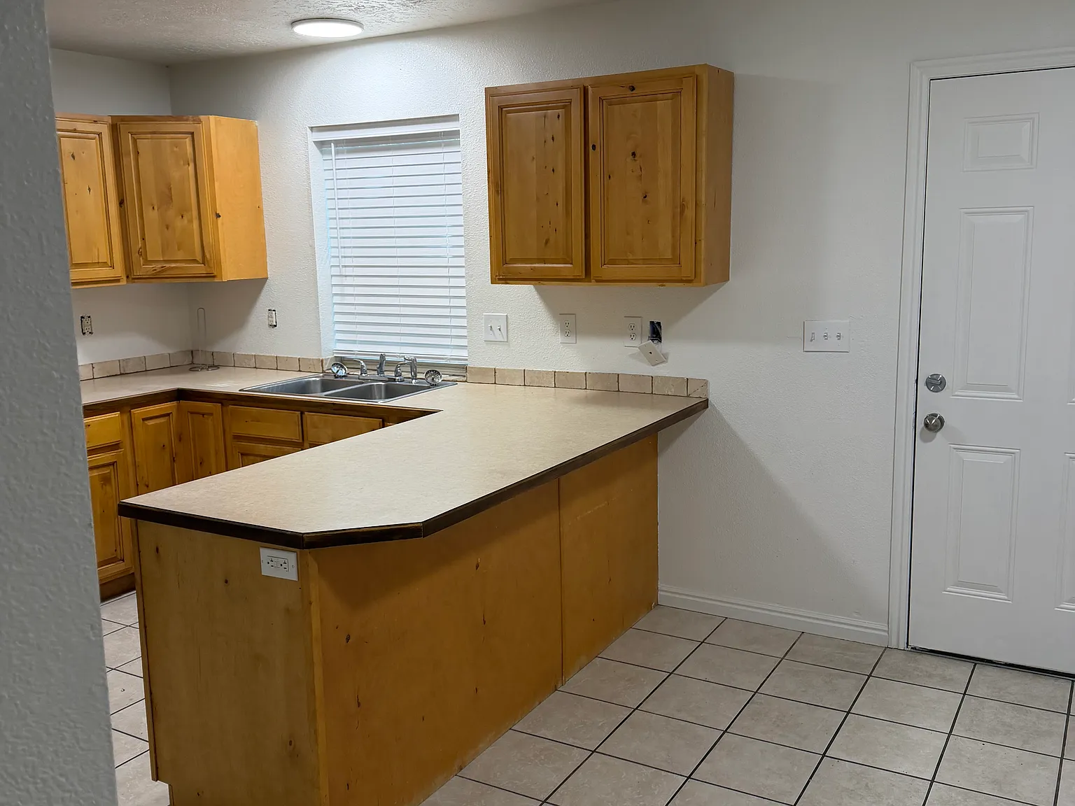 3 bed, 1.5 bath, 1250 sqft, $1,300 — Photo 3