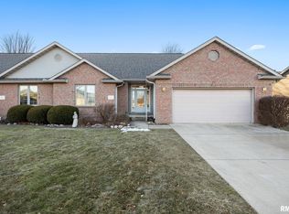 113 Hickory Ln, Pekin, IL 61554