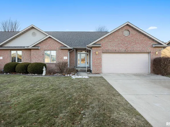 113 Hickory Ln, Pekin, IL 61554