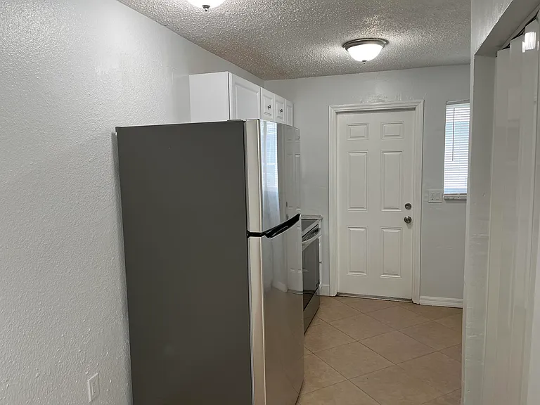 518 NW 10th Ave — Photo 4