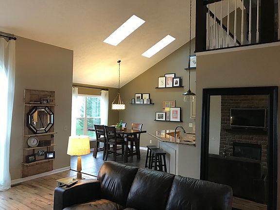 Living room/Eat-in kitchen