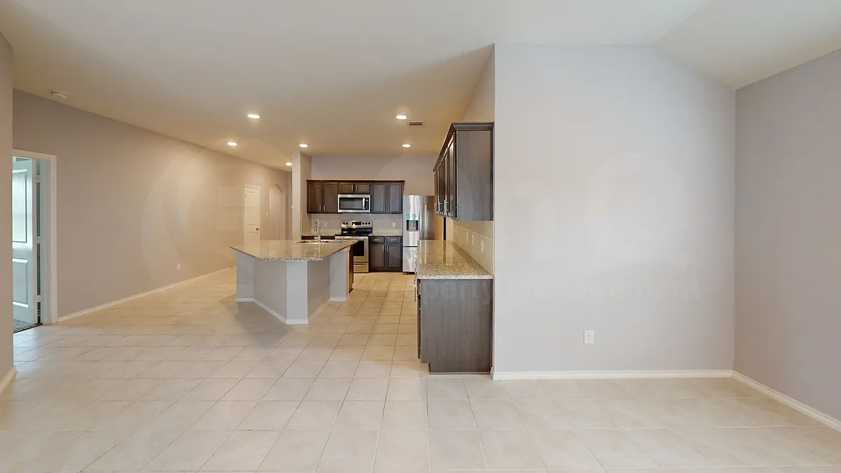 4 bed, 2.0 bath, 2080 sqft, $1,999 — Photo 4