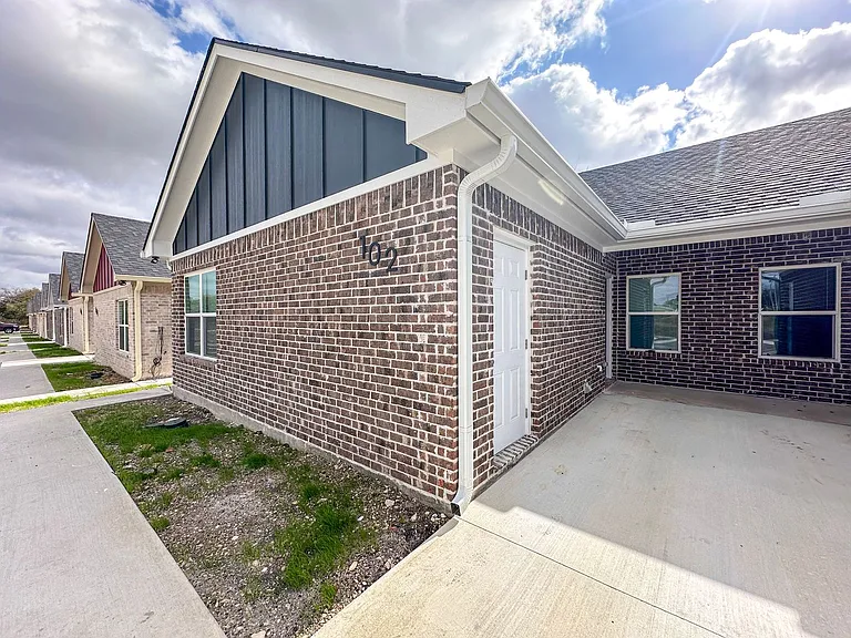 100-102 Vitava Dr W — Photo 1