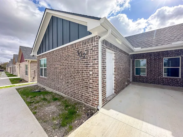 100-102 Vitava Dr, West, TX