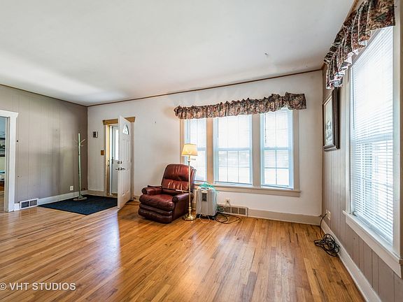 3rd image of 902 Irving Ave