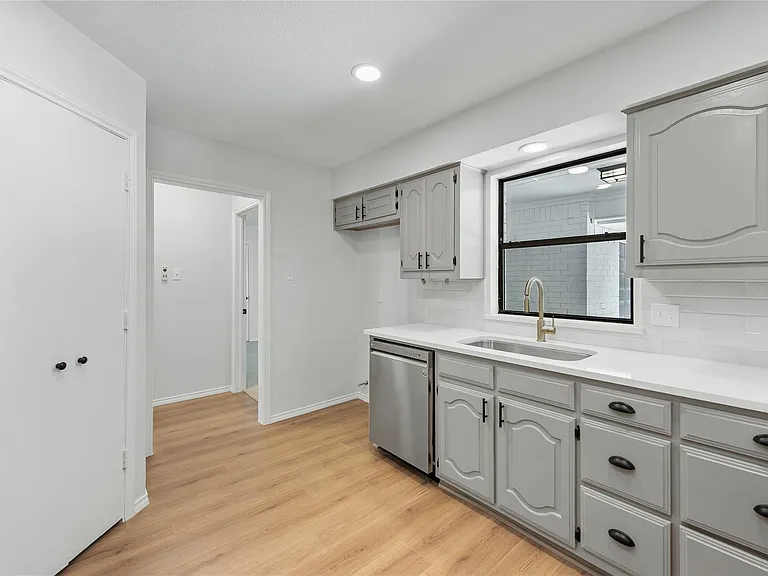 825 Wakefield Dr — Photo 9