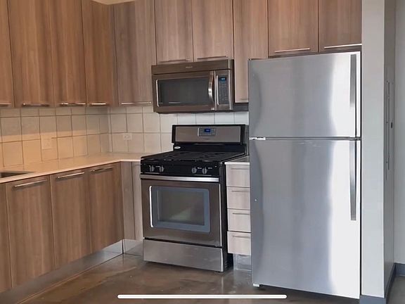 3rd image of 1646 N Milwaukee Ave #112